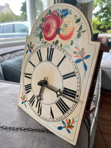 Antiek Hangklokje met Slinger en Gewichten beschikbaar voor biedingen