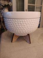 Mooie stenen bloempot op houten pootjes ., Tuin en Terras, Steen, Rond, Ophalen of Verzenden, Zo goed als nieuw