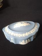 WEDGWOOD Jasperware Blauw ~ Ovaal Dekseldoosje met Putti, Bord of Schaal, Gebruikt, Ophalen of Verzenden, Porselein