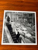 Op de roltrap van Parijs warenhuis, 1956 willem van der Poll, Ophalen of Verzenden, 1980 tot heden, Zo goed als nieuw, Overige onderwerpen