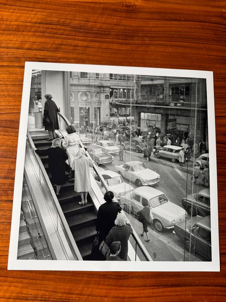 Op de roltrap van Parijs warenhuis, 1956 willem van der Poll, Verzamelen, Foto's en Prenten, Zo goed als nieuw, Overige onderwerpen