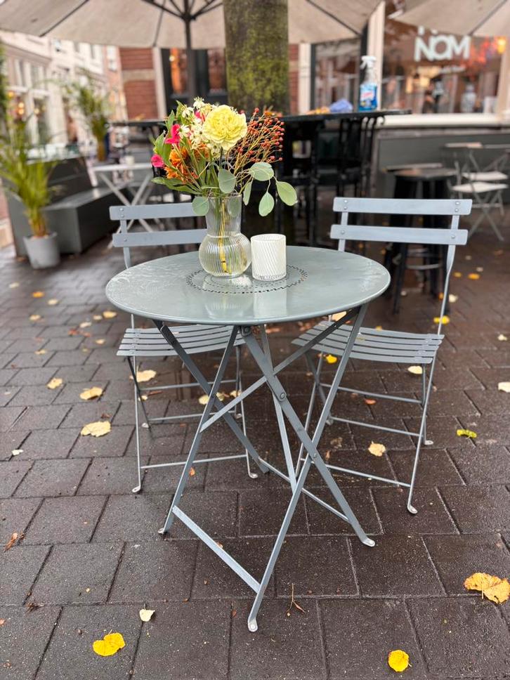 Fermob Bistro tafel + 2 stoelen in grijs (of geel), Tuin en Terras, Tuinsets en Loungesets, Gebruikt, Tuinset, Overige materialen