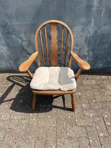Gratis! Houten stoel met armleuningen beschikbaar voor biedingen
