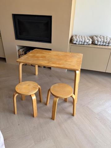 Kindertafel en 2 krukjes / stoeltjes beschikbaar voor biedingen