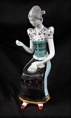 Hollohaza - Borduurster in traditionele volksdracht, Ophalen, Zo goed als nieuw, Mens