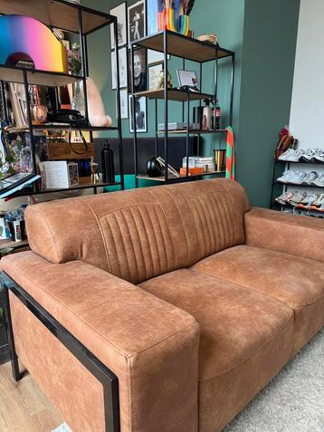 Chesterfield 2 zitsbank met zwart stalen poten (nieuw) beschikbaar voor biedingen