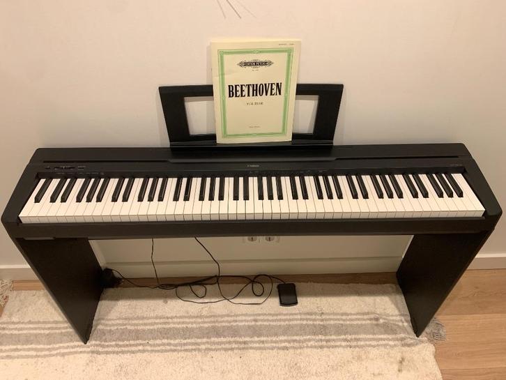 Yamaha P-45 digitale piano – met onderstel, Muziek en Instrumenten, Piano's, Zo goed als nieuw, Piano, Zwart, Ophalen