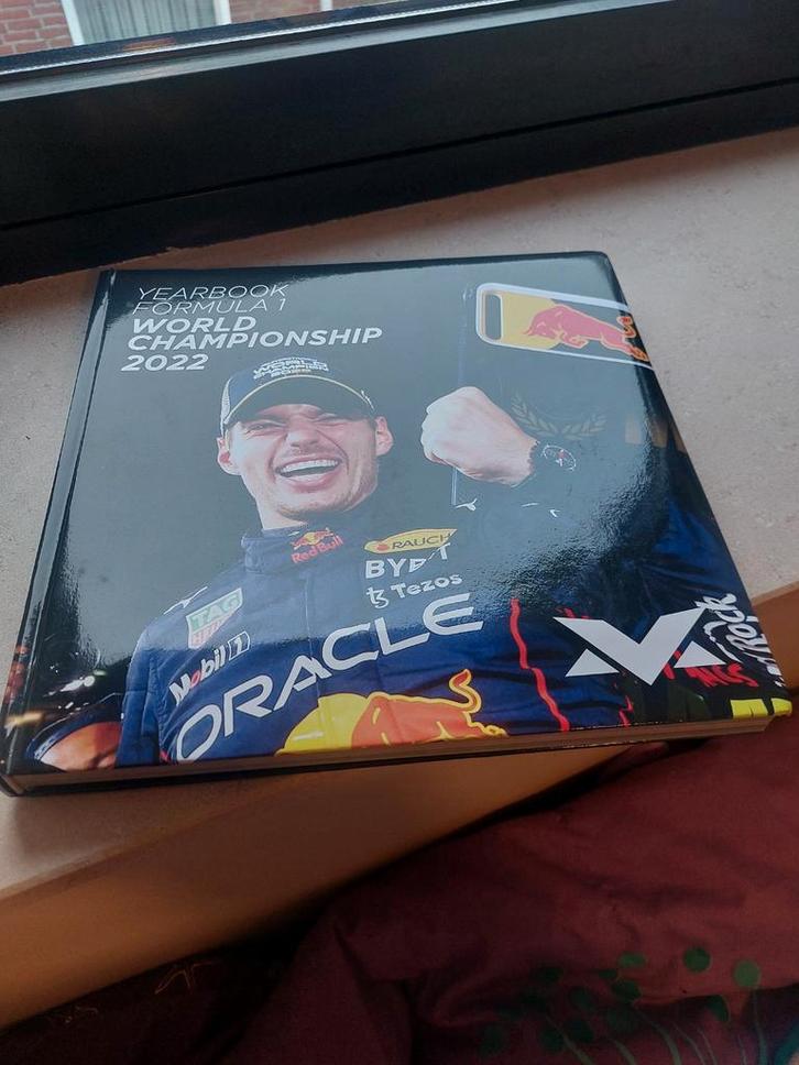 Max Verstappen Yearbook Formula 1 2022, Verzamelen, Automerken, Motoren en Formule 1, Zo goed als nieuw, Ophalen of Verzenden