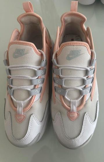 Nieuwe dames. NIKE ZOOM 2K ”WHITE CORAL” SNEAKERS beschikbaar voor biedingen