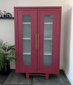 Bordeaux rode kast met melk wit glas in de deuren., Ophalen, Met deur(en), Glas, 50 tot 100 cm