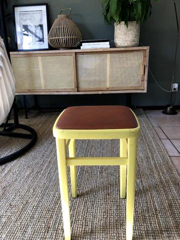 Bijzettafel vintage beschikbaar voor biedingen