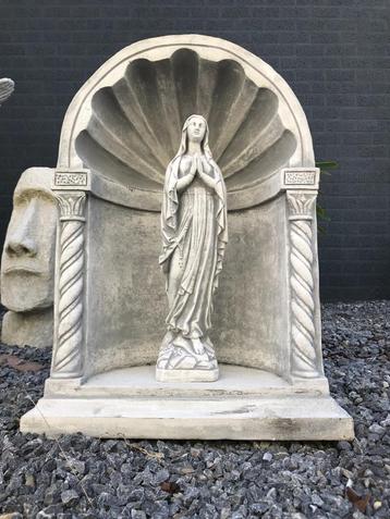 Beeld Maria, biddend, in een kapel, Maria Lourdes, Mariakape beschikbaar voor biedingen