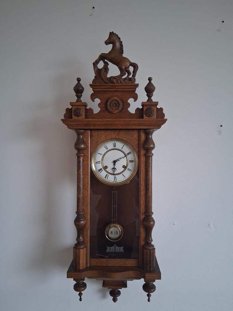 Antieke houten klok met slinger, Ophalen