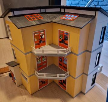 Playmobil huis 9266 3 etages + veel extra (mist 1 plaatje) beschikbaar voor biedingen