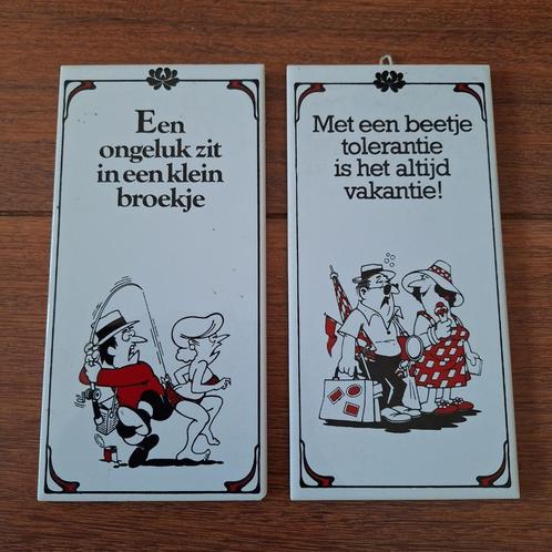 Tegels ca. 10x20cm 'Een ongeluk...' en ' Met een beetje...', Antiek en Kunst, Antiek | Wandborden en Tegels, Ophalen of Verzenden