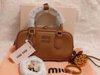 MIU MIU tas nieuw., Sieraden, Tassen en Uiterlijk, Tassen | Damestassen, Ophalen of Verzenden, Zo goed als nieuw, Bruin, Schoudertasje