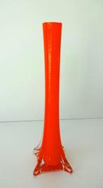 Glazen vaas oranje opaline met vierkante voet 3547-g, Antiek en Kunst, Antiek | Glas en Kristal, Ophalen of Verzenden