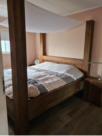 Massieven houten hemelbed beschikbaar voor biedingen