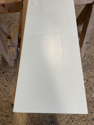 Met plinten vanaf €5.- per stuk  241 cm lang mat wit beschikbaar voor biedingen
