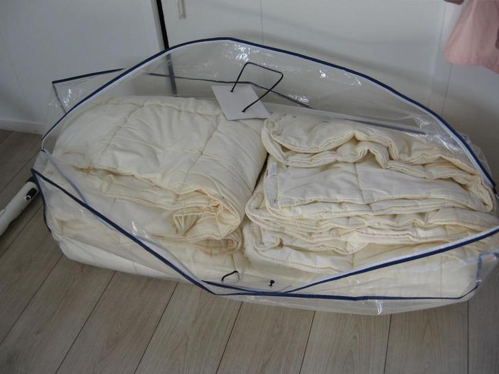 2 zgan dubbele 4 seizoenen dekbedden 140x210 cm samen €100.-, Huis en Inrichting, Slaapkamer | Beddengoed, Zo goed als nieuw, Deken of Dekbed
