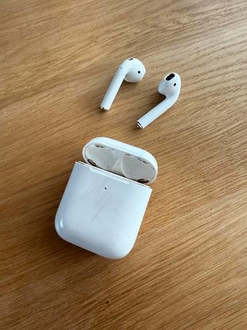 Apple aurpods gen 1 + lader beschikbaar voor biedingen