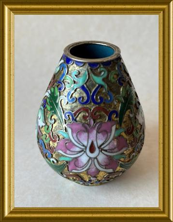 Mooi klein bewerkt Chinees vaasje, cloisonne, champleve beschikbaar voor biedingen