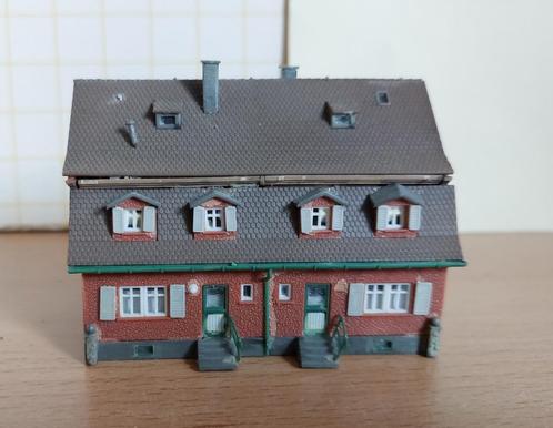 Faller 232162 - twee-onder-één-kap woning (12977), Hobby en Vrije tijd, Modeltreinen | N-Spoor, Gebruikt, Brug, Tunnel of Gebouw