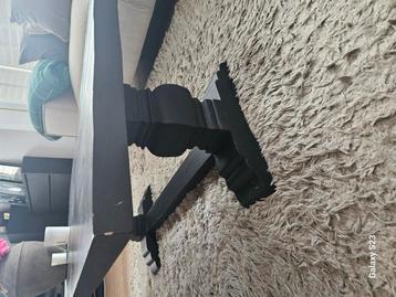 Klooster salon tafel beschikbaar voor biedingen