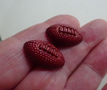 2 Bruin-rode American football knoopjes +/- 2 x 1 cm beschikbaar voor biedingen
