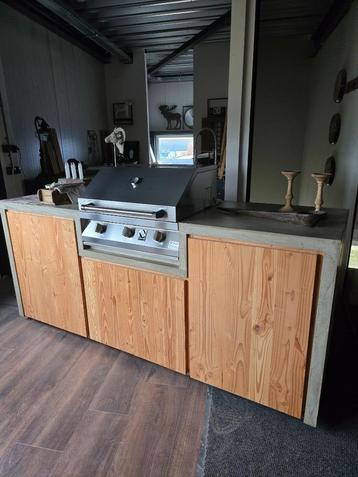 Showroom model buitenkeuken met koelkast en topkwaliteit bbq beschikbaar voor biedingen