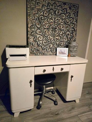 Prachtig 60 jaar oud houten zwaar bureau, zeer goede staat.  beschikbaar voor biedingen