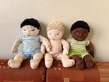 Drie stoffen poppen beschikbaar voor biedingen