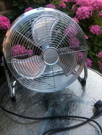 Vloerventilator of Tafel ventilator Stil Chroom Metaal beschikbaar voor biedingen