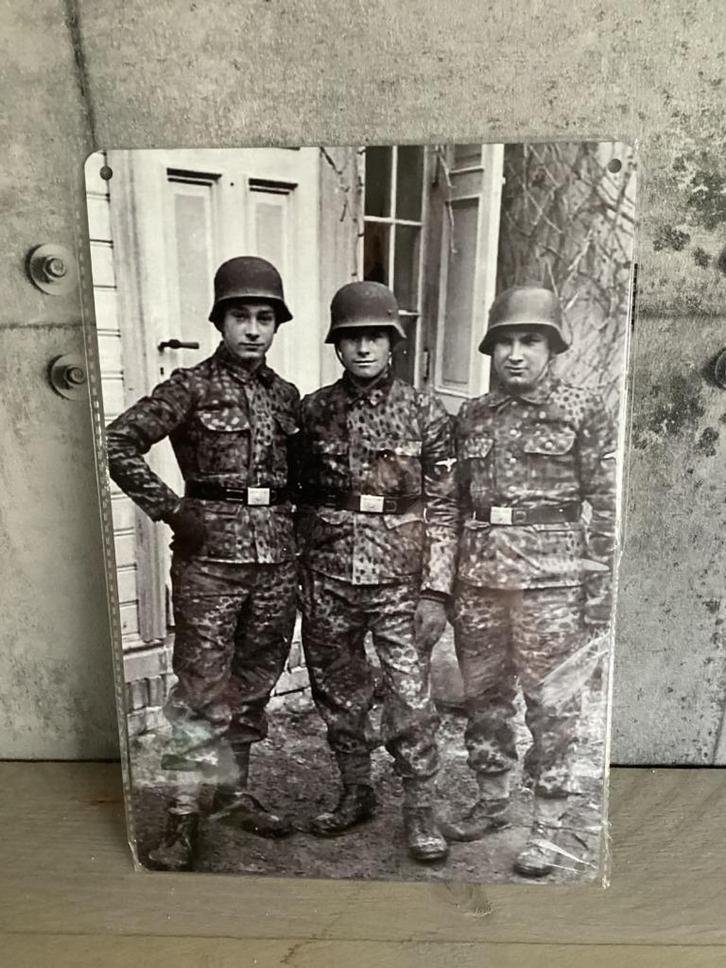 Metalen wandbordje 20x30 cm Waffen SS soldaten in camouflage, Verzamelen, Militaria | Tweede Wereldoorlog, Landmacht, Foto of Poster