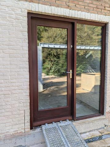 Solide hardhouten buitendeur ZONDER KOZIJN beschikbaar voor biedingen