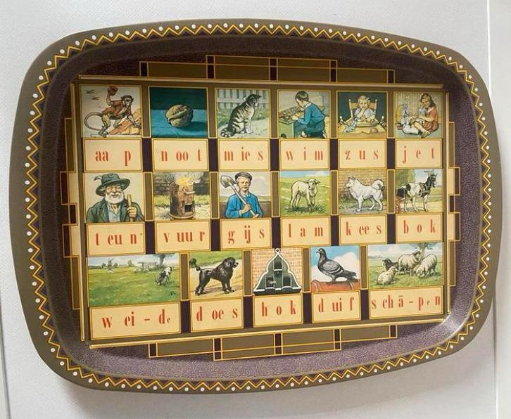 Dienblad “leesplankje van Hoogeveen” Aap-noot-mies., Huis en Inrichting, Woonaccessoires | Dienbladen, Zo goed als nieuw, Hout