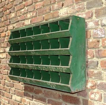 oude grutterskast hangkast vakkenkast beschikbaar voor biedingen