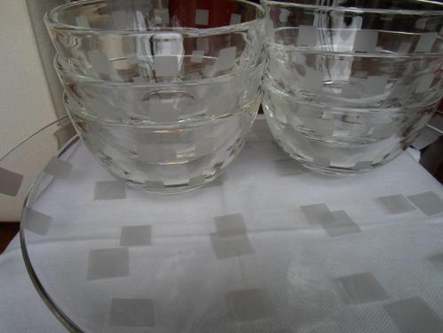 2 Schalen en 6 kommen van glas met vierkantjesmotief., Huis en Inrichting, Keuken | Servies, Nieuw, Kom(men), Glas, Ophalen