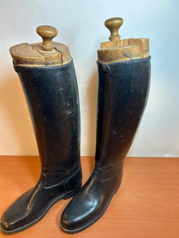 Antieke Laarzen met Houten Spanners beschikbaar voor biedingen