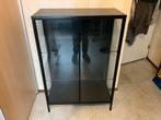 Stijlvolle zwarte vitrinekast met glazen deuren, Huis en Inrichting, Ophalen, 100 tot 150 cm, 50 tot 100 cm, Zo goed als nieuw