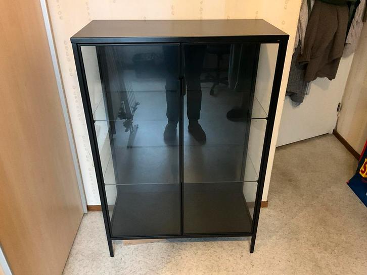 Stijlvolle zwarte vitrinekast met glazen deuren, Huis en Inrichting, Kasten | Vitrinekasten, Zo goed als nieuw, 100 tot 150 cm