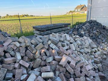 Stenen / straatklinkers / 10 kuub beschikbaar voor biedingen