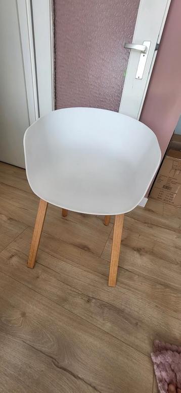 4 leuke witte kuipstoeltjes beschikbaar voor biedingen