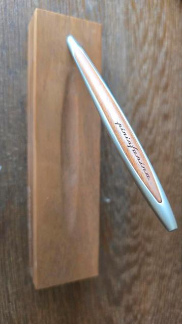 Eeuwig schrijvende pen beschikbaar voor biedingen