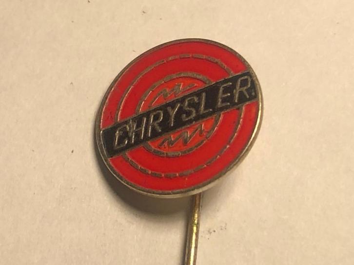 Metalen CHRYSLER AUTOMERK Speld (Rood/Zwart/Metaalkleur)., Verzamelen, Speldjes, Pins en Buttons, Zo goed als nieuw, Speldje of Pin
