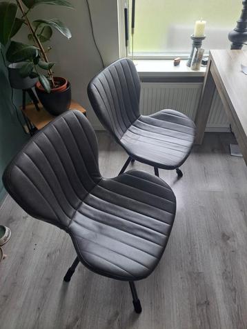 4 eetkamerstoelen  beschikbaar voor biedingen