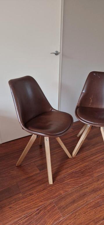 Twee bruine stoelen