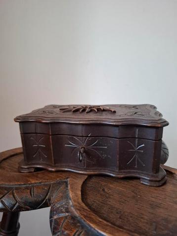 Vintage / antiek houten kistje met sleutel  beschikbaar voor biedingen