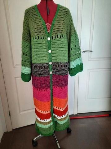 Vrolijk oversized gehaakt vest met sjaalkraag beschikbaar voor biedingen