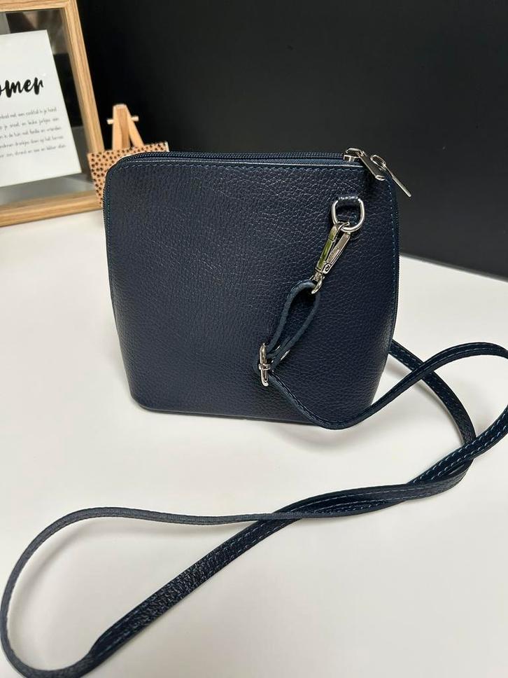 Donkerblauwe schoudertas Giuliano, Sieraden, Tassen en Uiterlijk, Tassen | Damestassen, Nieuw, Schoudertasje, Blauw, Ophalen of Verzenden